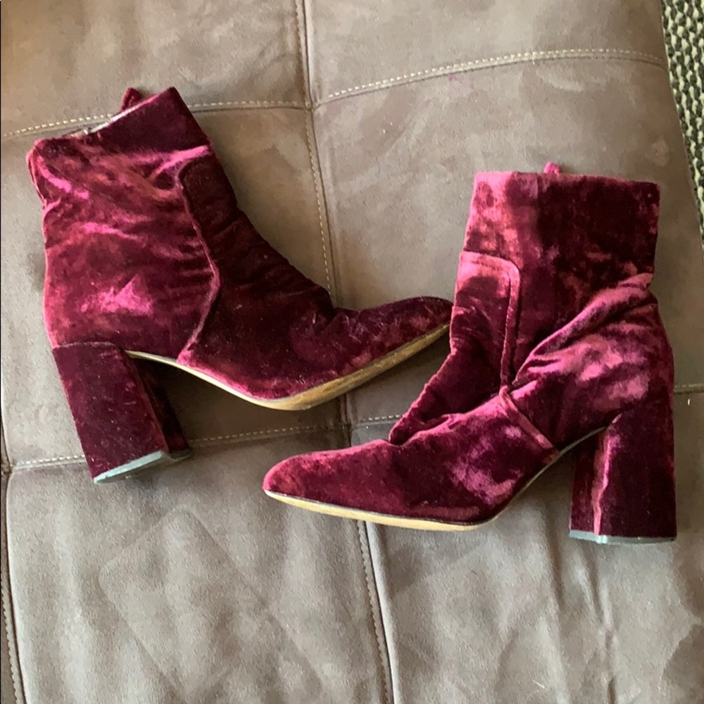 Steve Madden Velvet Burgundy Bootie size 9 EUC